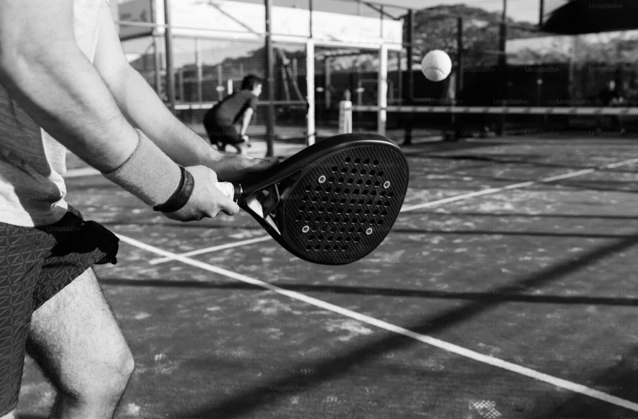 Un joueur de padel prêt à frapper la balle sur un terrain - Trouver un match