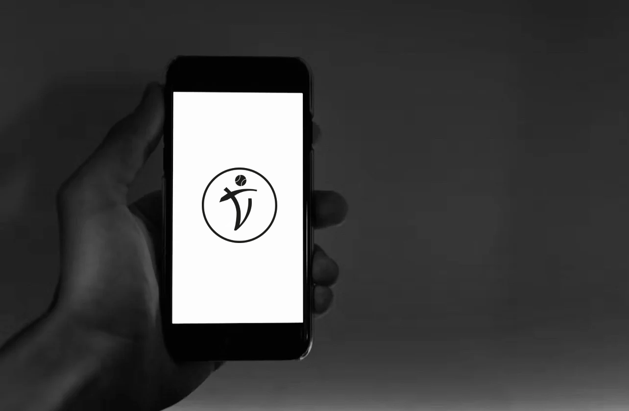 Un smartphone affichant une application de réservation - Facilité d'accès aux terrains